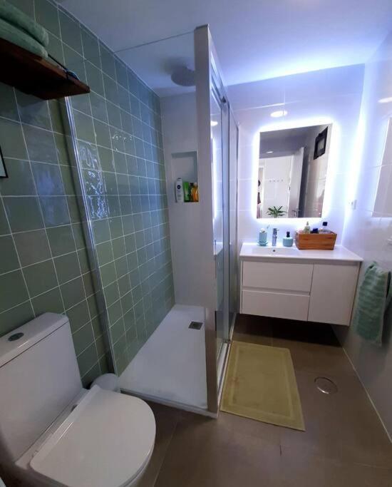 Top-Floor Beachfront Apartment With Parking, Pool, & Spacious Sea-View Balcony Villajoyosa Exterior foto